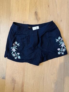 NWT LOFT Black Linen Women’s Shorts with Floral Embroidery Accents size 8